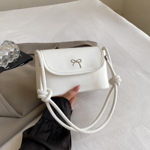 QNQN ฤดูร้อนกระเป๋าสะพาย PU ใหม่แฟชั่นสุภาพสตรีออกแบบบุคลิกภาพกระเป๋าสะพายเดี่ยวกระเป๋าสะพายข้างทรงหมอนประดับโบว์ด้านหน้า มี 5 สี สะพาย 2 เเบบ คล้องไหล่เเละครอสบอดี้ สายปรับได้