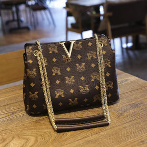 ㊖2023 รุ่นใหม่ V กระเป๋าสะพายผู้หญิงสไตล์ยุโรปและอเมริกา PVC กระเป๋าถือวินเทจขายส่ง MK กระเป๋าใส่ตัวอักษรกระเป๋าโท้ท