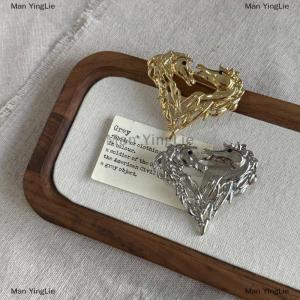 [COD] Man YingLie Retro Metal Heart-shaped Double Horse Studded Brooch Versatile Animal Lapel Pins Clothing Corsage Jewelry Accessories