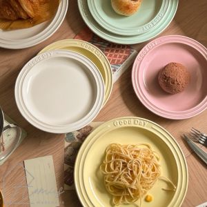 【พร้อมส่ง】 🍽️ จานเซรามิก สไตล์นคาเฟ่มินิมอล มี 2 ขนาด 8 นิ้ว และ 10 นิ้ว 4 สี เข้าไมโครเวฟได้ จานใส่เค้ก จานทรงกลม