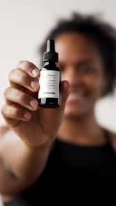 Serum Vitamin C tiên tiến 10% thiết kế tối giản cho làn da rạng rỡ    Làm sáng da & Mờ vết thâm    Làn da không đều màu xỉn màu và bị tổn thương do tia UV.    Serum dưỡng da mặt hàng ngày (Vitamin C ổn định)    30ml/1 FL Oz