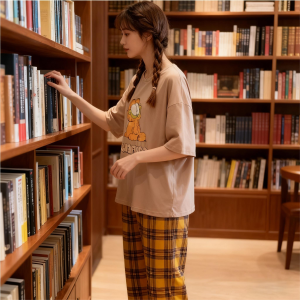 *รุ่นใหม่ในปี 2025*ชุดนอนผู้หญิง ชุดเสื้อแขนสั้นและกางเกงขายาว ลายการ์ตูนน่ารัก การจัดส่งแบบสปอต