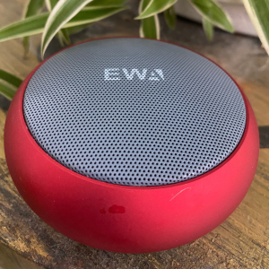 Loa EWA A110 Thân kim loại cho âm thanh rất ấm với speaker driver 44mm và công suất đầu ra 5W loa mang đến âm thanh sống động và mạnh mẽ cho mọi buổi hòa nhạc cá nhân.