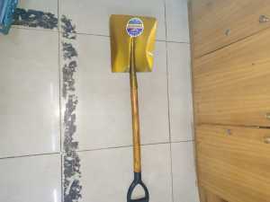 SEKOP GAGANG KAYU / SEKOP PASIR / SEKOP SERBAGUNA / SEKOP CROCODILE TEBAL 2mm GAGANG KAYU Sekup Pasir Cap Buaya Sekop Tanah Crocodile Bangunan Proyek