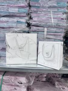 ถุงลายหินอ่อน กระดาษหนา มีหลายขนาด ฐานกว้าง เชือกหิ้วอย่างดี มีสี ขาว สีชมพู ใส่ของขวัญ พร้อมส่ง