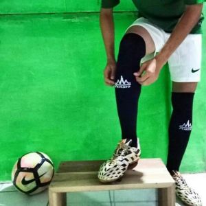 kaos kaki BOLA & PUTSAL merk TENSIO panjang sepaha pria dewasa Hitam polos bahan tebal adem lembut dan sangat nyaman dipakai gambar real pick peking rapih