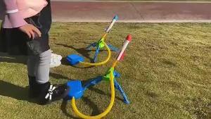 จรวดของเล่นเด็ก Rocket Launcher กระสวยปล่อยจรวด จรวดโฟม ปรับทิศทางได้ พร้อมฐานยิง ใช้เท้าเหยียบบนแท่น