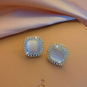 Thời trang ngọc trai earclip nữ lỗ xỏ Tai 2024 Hoa tai mới tính khí thích hợp ánh sáng Bông tai sang trọng