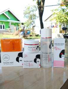 ( Paket Kojisan ) Baru Kojie san 4in1 + Serum / Face Lightening Cream 30gr / Toner+Cleanser 100ml / Kojic Acid Soap 65gr / Serum Kojiesan 25ml Original 100% BPOM