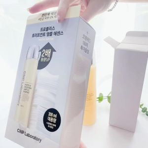 Set Nước Thần Keo Ong CNP Laborratory Treatment Essence Set Giúp Phục Hồi Da 300ml + 190 bông - giúp chống oxy hóa hiệu quả để cải thiện sức sống của làn da. Ngoài ra còn chứa Hyaluronic Acid giữ ẩm giúp duy trì làn da săn chắc khỏe mạnh và sáng mịn.