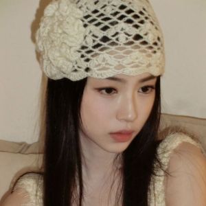 EIJINGY กลวงออก หมวกถักโครเชต์ลายดอกไม้กลวง หมวกให้ความอบอุ่น หมวกบีนนี่ หมวกถักนิตติ้ง เรโทร หมวกอ่างน้ำ หมวกบีนนี่อุ่น อุปกรณ์เสริมเครื่องแต่งกาย