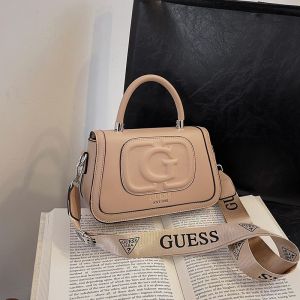 Guess สำหรับผู้หญิง2024 14X23X9ซม. มือถืออเนกประสงค์กระเป๋าสะพายข้างตัวอักษรไหล่เส้นเดียวแฟชั่นใต้วงแขน