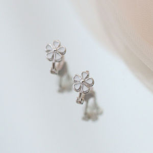 Calcenubes Charming khuyên nụ hoa cho phụ nữ thiết kế tối giản thanh lịch với hoa văn hoa tinh tế hoàn hảo cho trang phục hàng ngày và dịp đặc biệt