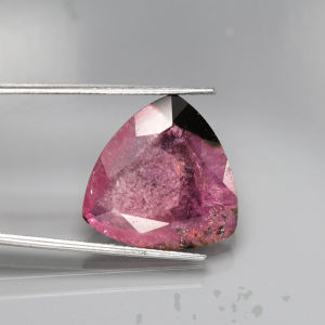 8.90 ct พลอยแท้ พลอยดิบ ทัวร์มาลีน วอเตอร์ เมล่อน สีชมพู เขียว ทรงสามเหลี่ยม