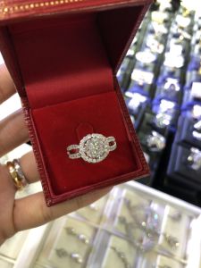 Titapa jewelry แหวนเพชร 1กะรัต ล้อมเพชร สวยหรูโดดเด่นใส่ได้ทุกวัน เพชรสวยมาก เหลี่ยม H&A