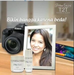 BMH-Prime SKIN T2T WHITE & GLOW konsep \"drone technology\"\r\n\r\n Perawatan Kulit Malam Hari dengan BMH-Prime SKIN T2T WHITE & GLOW\r\n\r\nBMH-Prime SKIN T2T WHITE & GLOW adalah rangkaian perawatan kulit premium yang dirancang untuk membantu mencerahkan kulit secara merata dan menyamarkan noda hitam. Produk ini terdiri dari serum dan cream yang dikemas dalam satu set dan diperkaya dengan Whitening Agent dengan konsep \"drone technology\".\r\n\r\n Apa Itu Konsep Drone Technology dalam Perawatan Kulit?\r\n\r\nKonsep drone technology dalam perawatan kulit adalah metode pengiriman aktif yang menggunakan molekul drone biocompatible polymer liposome. Teknologi ini dirancang untuk membantu mengirimkan nutrisi dan zat aktif ke dalam kulit dengan cara yang efektif dan aman.\r\n\r\n Bagaimana Drone Technology Bekerja pada Kulit?\r\n\r\n1. Molekul drone akan meresap melalui kulit atau pori-pori.\r\n2. Ligand di permukaan sel akan berikatan dengan reseptor permukaan kulit yang sesuai dimana bentuknya tidak sama satu dengan yang lainnya.\r\n\r\n Keunggulan Drone Technology dalam Mengatasi Masalah Kulit\r\n\r\nTeknologi drone dalam perawatan kulit menawarkan beberapa keunggulan, termasuk:\r\n\r\n- Efektivitas dalam mengirimkan nutrisi dan zat aktif ke dalam kulit.\r\n- Aman untuk digunakan oleh berbagai jenis kulit.\r\n- Dapat membantu menyelesaikan masalah kulit seperti noda hitam dan kulit yang gelap.\r\n\r\n Manfaat Menggunakan Serum dan Cream untuk Kulit Putih\r\n\r\nMenggunakan serum dan cream untuk kulit putih dapat memberikan beberapa manfaat, termasuk:\r\n\r\n Mencerahkan Kulit Secara Merata\r\n\r\nProduk perawatan kulit ini dapat membantu mencerahkan kulit secara merata dan memberikan hasil yang lebih baik jika digunakan secara teratur.\r\n\r\n Menyamarkan Noda Hitam pada Kulit\r\n\r\nSerum dan cream dapat membantu menyamarkan noda hitam pada kulit, memberikan penampilan kulit yang lebih cerah dan segar.\r\n\r\n Cara Menggunakan Produk Perawatan Kulit Premium BMH-Prime SKIN T2T WHITE & GLOW\r\n\r\nBerikut adalah langkah-langkah penggunaan serum dan cream BMH-Prime SKIN T2T WHITE & GLOW:\r\n\r\n Langkah-langkah Aplikasi Serum dan Cream\r\n\r\n1. Bersihkan wajah dengan pembersih wajah yang sesuai.\r\n2. Gunakan toner untuk membuka pori-pori kulit.\r\n3. Aplikasikan serum pada wajah dengan gerakan memijat secara lembut.\r\n4. Biarkan serum meresap selama beberapa menit.\r\n5. Aplikasikan cream pada wajah dengan gerakan memijat secara lembut.\r\n\r\n Tips Memaksimalkan Hasil dari Penggunaan Produk\r\n\r\nUntuk mendapatkan hasil maksimal dari penggunaan serum dan cream BMH-Prime SKIN T2T WHITE & GLOW, ikuti beberapa tips berikut:\r\n\r\n- Gunakan produk secara teratur.\r\n- Jangan lupa untuk menggunakan tabir surya saat beraktivitas di luar ruangan.\r\n- Hindari paparan sinar matahari langsung.\r\n\r\n Kesimpulan: Kenapa Harus Memilih BMH-Prime SKIN T2T WHITE & GLOW?\r\n\r\nBMH-Prime SKIN T2T WHITE & GLOW adalah rangkaian perawatan kulit premium yang dirancang untuk membantu mencerahkan kulit secara merata dan menyamarkan noda hitam. Dengan konsep drone technology, produk ini dapat memberikan hasil yang lebih baik dan efektif dalam mengatasi masalah kulit. Gunakan serum dan cream secara teratur untuk mendapatkan hasil maksimal dan kulit yang lebih cerah dan segar.