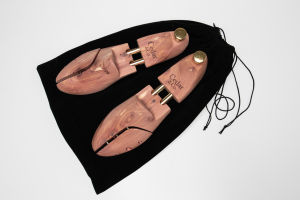 Red Cedar Shoe Tree (with Durable Canvas Drawstring Dustbag) - Shoe shaper moisture absorber shoe deodorizer