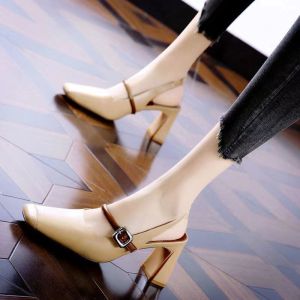 รองเท้าส้นสูงสีแอปริคอท รองเท้าส้นบล็อกหรูหราพร้อมหัวเข็มขัดทรงสี่เหลี่ยม