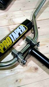Satu Paket Stang Protaper Trail Stir Chrome Adaptor Honda Suzuki\\n\\n Apa Itu Satu Paket Stang Protaper Trail?\\n\\nSatu paket stang Protaper Trail adalah aksesori motor yang dirancang khusus untuk meningkatkan performa dan penampilan motor Anda. Paket ini terdiri dari stang Protaper Trail dengan finishing chrome dan adaptor yang kompatibel dengan motor Honda dan Suzuki. Dengan mengganti stang standar pada motor Anda, Anda dapat merasakan pengendalian yang lebih baik serta penampilan motor yang lebih sporty.\\n\\n Keunggulan Paket Stang Protaper Trail\\n\\nBeberapa keunggulan dari paket stang Protaper Trail ini antara lain:\\n\\n- **Penampilan yang lebih sporty**: Stang Protaper Trail dengan finishing chrome memberikan tampilan yang lebih modern dan sporty pada motor Anda.\\n- **Pengendalian yang lebih baik**: Desain stang Protaper Trail dirancang untuk memberikan pengendalian yang lebih baik, sehingga Anda dapat lebih mudah mengontrol motor saat berkendara.\\n- **Kualitas bahan yang baik**: Stang Protaper Trail terbuat dari bahan berkualitas tinggi yang tahan lama dan tidak mudah berkarat.\\n\\n Cara Menginstal Stang Protaper Trail\\n\\nBerikut adalah langkah-langkah untuk menginstal stang Protaper Trail pada motor Anda:\\n\\n1. **Siapkan alat dan bahan**: Pastikan Anda memiliki alat yang diperlukan seperti kunci ingkot, kunci pas, dan obeng. Selain itu, pastikan stang Protaper Trail dan adaptor sudah siap digunakan.\\n2. **Cabut kabel penghubung**: Cabut kabel penghubung stang lama pada motor Anda.\\n3. **Lepas stang lama**: Gunakan alat yang diperlukan untuk melepaskan stang lama dari motor Anda.\\n4. **Pasang stang Protaper Trail**: Pasang stang Protaper Trail baru pada motor Anda.\\n5. **Pasang adaptor**: Pasang adaptor Honda atau Suzuki sesuai dengan tipe motor Anda.\\n6. **Kencangkan ulang**: Kencangkan ulang semua bagian yang sudah dipasang agar stang Protaper Trail dapat bekerja dengan baik.\\n\\n Bagaimana Menggunakan Adaptor Honda Suzuki untuk Stang Protaper Trail?\\n\\nAdaptor Honda Suzuki adalah komponen yang digunakan untuk menghubungkan stang Protaper Trail dengan motor Anda. Adaptor ini tersedia dalam dua jenis, yaitu adaptor Honda dan adaptor Suzuki, yang dapat digunakan sesuai dengan tipe motor Anda.\\n\\n Keunggulan Adaptor Honda Suzuki\\n\\nAdaptor Honda Suzuki memiliki beberapa keunggulan, antara lain:\\n\\n- **Kompatibel dengan motor Honda dan Suzuki**: Adaptor ini dapat digunakan pada berbagai tipe motor Honda dan Suzuki.\\n- **Mudah dipasang**: Adaptor ini dirancang untuk mudah dipasang dan tidak memerlukan keahlian khusus.\\n- **Tahan lama**: Adaptor ini terbuat dari bahan berkualitas tinggi yang tahan lama dan tidak mudah rusak.\\n\\n Cara Memasang Adaptor Honda Suzuki\\n\\nBerikut adalah langkah-langkah untuk memasang adaptor Honda Suzuki pada stang Protaper Trail:\\n\\n1. **Siapkan alat dan bahan**: Pastikan Anda memiliki alat yang diperlukan seperti kunci ingkot dan kunci pas. Selain itu, pastikan adaptor Honda atau Suzuki sudah siap digunakan.\\n2. **Pasang adaptor pada stang Protaper Trail**: Pasang adaptor pada stang Protaper Trail sesuai dengan tipe motor Anda.\\n3. **Kencangkan ulang**: Kencangkan ulang semua bagian yang sudah dipasang agar adaptor dapat bekerja dengan baik.\\n\\n Mengenal Suku Cadang Motor Bebek & Matic\\n\\nSuku cadang motor bebek dan matic adalah komponen-komponen yang digunakan untuk memperbaiki atau mengganti bagian-bagian motor yang rusak atau aus. Ada berbagai jenis suku cadang motor bebek dan matic yang dapat Anda pilih sesuai dengan kebutuhan Anda.\\n\\n Jenis-Jenis Suku Cadang Motor Bebek & Matic\\n\\nBeberapa jenis suku cadang motor bebek dan matic antara lain:\\n\\n- **Ban**: Ban adalah komponen yang sangat penting dalam motor, karena mempengaruhi kenyamanan berkendara dan keamanan saat berkendara.\\n- **Rem**: Rem adalah komponen yang digunakan untuk menghentikan atau melambatkan laju motor.\\n- **Mesin**: Mesin adalah komponen utama dalam motor, yang berfungsi sebagai sumber tenaga untuk menggerakkan motor.\\n- **Aksesoris**: Aksesoris seperti lampu, spion, dan handlebar adalah komponen tambahan yang dapat meningkatkan penampilan dan kenyamanan berkendara.\\n\\n Cara Memilih Suku Cadang yang Tepat\\n\\nBerikut adalah beberapa tips untuk memilih suku cadang motor bebek dan matic yang tepat:\\n\\n- **Periksa tipe motor Anda**: Pastikan suku cadang yang akan Anda beli kompatibel dengan tipe motor Anda.\\n- **Pilih merek yang terpercaya**: Pilih suku cadang dari merek yang terpercaya dan memiliki reputasi baik.\\n- **Bandingkan harga**: Bandingkan harga suku cadang dari berbagai toko sebelum membeli.\\n- **Periksa kondisi suku cadang**: Periksa kondisi suku cadang sebelum membeli, pastikan tidak ada kerusakan atau cacat.\\n\\n Varian Motor Vario Skywave Beat Supra Shogun Karisma\\n\\nMotor Vario Skywave, Beat, Supra, Shogun, dan Karisma adalah beberapa varian motor yang populer di Indonesia. Setiap varian memiliki keunggulan dan fitur yang berbeda-beda, sehingga Anda dapat memilih motor yang paling sesuai dengan kebutuhan Anda.\\n\\n Keunggulan dan Fitur Motor Vario Skywave Beat Supra Shogun Karisma\\n\\nBerikut adalah beberapa keunggulan dan fitur dari varian motor Vario Skywave, Beat, Supra, Shogun, dan Karisma:\\n\\n- **Vario Skywave**: Motor Vario Skywave memiliki desain yang sporty dan modern, serta fitur-fitur canggih seperti sistem pengapian elektronik dan suspensi depan teleskopik.\\n- **Beat**: Motor Beat memiliki desain yang simple dan praktis, serta fitur-fitur yang dapat meningkatkan kenyamanan berkendara seperti lampu LED dan rem cakram depan.\\n- **Supra**: Motor Supra memiliki desain yang sporty dan dinamis, serta fitur-fitur yang dapat meningkatkan performa seperti mesin 4 langkah dan suspensi belakang monoshock.\\n- **Shogun**: Motor Shogun memiliki desain yang gagah dan tangguh, serta fitur-fitur yang dapat meningkatkan kenyamanan berkendara seperti suspensi depan teleskopik dan rem cakram depan.\\n- **Karisma**: Motor Karisma memiliki desain yang elegan dan mewah, serta fitur-fitur yang dapat meningkatkan kenyamanan berkendara seperti lampu LED dan suspensi belakang monoshock.\\n\\n Memilih Motor Vario Skywave Beat Supra Shogun Karisma yang Sesuai\\n\\nBerikut adalah beberapa tips untuk memilih motor Vario Skywave, Beat, Supra, Shogun, atau Karisma yang paling sesuai dengan kebutuhan Anda:\\n\\n- **Periksa kebutuhan Anda**: Pertimbangkan kebutuhan Anda dalam berkendara, seperti jarak tempuh dan kondisi jalan.\\n- **Pilih varian yang sesuai**: Pilih varian motor yang sesuai dengan kebutuhan Anda, seperti motor matic atau motor bebek.\\n- **Periksa fitur-fitur yang tersedia**: Periksa fitur-fitur yang tersedia pada setiap varian motor, dan pilih yang paling sesuai dengan kebutuhan Anda.\\n- **Bandingkan harga**: Bandingkan harga motor dari berbagai dealer sebelum membeli.\\n\\n Kesimpulan\\n\\nSatu paket stang Protaper Trail adalah aksesori motor yang dapat meningkatkan performa dan penampilan motor Anda. Adaptor Honda Suzuki dapat digunakan untuk menghubungkan stang Protaper Trail dengan motor Anda. Suku cadang motor bebek dan matic adalah komponen-komponen yang digunakan untuk memperbaiki atau mengganti bagian-bagian motor yang rusak atau aus. Varian motor Vario Skywave, Beat, Supra, Shogun, dan Karisma memiliki keunggulan dan fitur yang berbeda-beda, sehingga Anda dapat memilih motor yang paling sesuai dengan kebutuhan