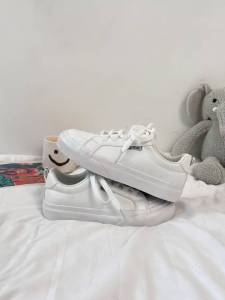 (ลูกค้าใหม่ลดเพิ่มอีก 3%) พร้อมส่งในไทยทุกวัน รองเท้าผ้าใบหนังเกรดดี รุ่น Soft สีขาว ใส่เรียน ใส่เที่ยว ใส่ทำงาน