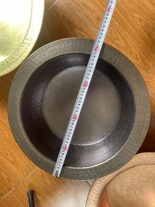 Chậu đồng đk 42cm gò tay thủ công cao 13cm nặng khoảng 1.8kg để ngâm chân Spa lau bàn thờ