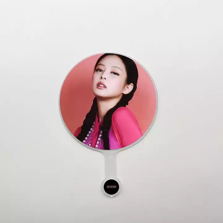 Qu%E1%BA%A1t%20Blackpink%20c%E1%BA%A7m%20tay%20h%C3%ACnh%20Th%E1%BA%A7n%20T%C6%B0%E1%BB%A3ng%20Kpop%20-%20Image%205