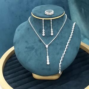 Trang sức thời trang đang thịnh hành: một chiếc vòng cổ kiểu dáng tối giản được trang trí bằng đá nhân tạo bao gồm một chiếc vòng cổ và một mặt dây chuyền.