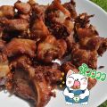 แหนมกระดูกอ่อนแก้วหมูเสี้ยวพระจันทร์ของแท้ที่เป็นส่วนของกระดูกแก้วรสชาติกรุบนุ่มไม่แข็งกระด้าง. 