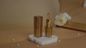 pH Adjusting Lipstick for Mature Women Transferproof Clear Lip Gloss Clear lip stick That Changes Color Long Lasting 24 Hours Moisturizing Suitable for All Skin Tones (1 Pcs)