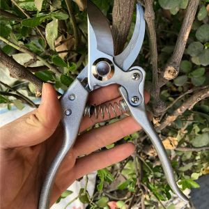 ของในคลังสินค้าไทยกรรไกรทำสวนทำจากเหล็ก SK5  กรรไกรตัดกิ่งไม้ ที่ตัดกิ่งไม้ ตัดกิ่งไม้ได้อย่างง่ายดาย ตัดกิ่งขนาด 40mm เครื่องมือทำสวน กรรไกรตัดเหล็กSK5 แท้ กรรไกรตัดกิ่ง คม ทน ประหยัดแรงงาน กันไกรตัดกิ่ง กรรไกรตัดกิ่งไม้ กรรไกรแต่งกิ่ง คีมตัดกิ่