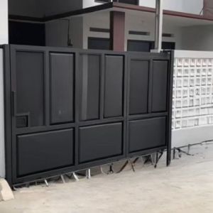 pagar rumah bukaan geser dengan pintu akses bahan plat perforated dan besi holo murah