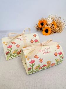 กล่องของขวัญ ทรงหมอน รูปแบบใหม่ ลายดอกไม้น่ารัก สดใส สีครีม กระดาษหนา ใส่ของชำร่วย พร้อมส่ง