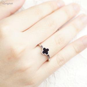 Cincin Titanium Wanita Anti Luntur - Anti Karat Korean Style Model Terbaru Clover Kecil Hitam Bonus Kotak Perhiasan - Lovelybutik