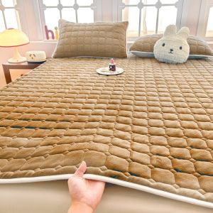 Soft Velvet Quilted Mattress Pad Thickened Warm Mattress Topper with Elastic Bands in the 4 Corners