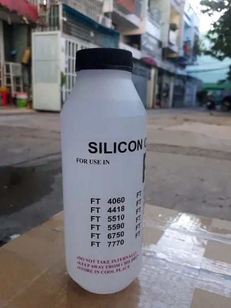 D%E1%BA%A7u%20silicone%20b%C3%B4i%20tr%C6%A1n%20450ml%20%C4%91%E1%BB%99%20tr%C6%A1n%20t%E1%BB%91t,%20cho%20m%C3%A1y%20m%C3%B3c,%20c%E1%BB%A5m%20s%E1%BA%A5y,%20bao%20l%E1%BB%A5a%20m%C3%A1y%20in,%20m%C3%A1y%20photocopy.%20L%C3%A0%20chai%20D%E1%BA%A7u%20silicon,%20silicol%20d%E1%BA%A1ng%20n%C6%B0%E1%BB%9Bc%20l%E1%BB%8Fng%20m%C3%A0u%20tr%E1%BA%AFng%20-%20Image%204