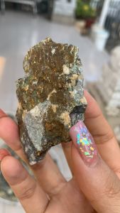 Viên đá may mắn tài lộc phong thuỷ Pyrite tự nhiên đa sắc Vũ Trụ