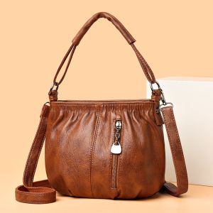 Túi xách nữ đeo chéo da mềm dáng bầu trung niên BAG U BAU145