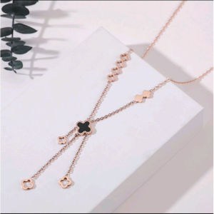 kalung titanium wanita elegan / aksesoris kalung wanita trending liontin bunga hitam juntai