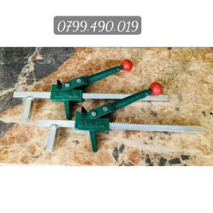 Tay banh lốp xe máyoto khi vá lốp xe