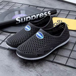 Free Shipping A Pair Of MenS Mesh Sandals Breathable Non-Slip Wear-Resistant MenS Clogs For Outdoor Wear With A Thick Sole And A Closed Toe Design