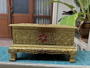 กล่องใส่คัมภีร์ ไม้จามจุรี หีบบาลีปาฏิโมกข์ ยาว45 ลึก 25 สูง 25 cm กล่องปาฎิโมกข์ กล่องไม้ ปิดทองส่องประกายสุกปลั่ง หีบไม้ ปิดทองคำเปลว