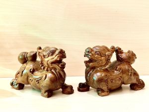 Đôi tỳ hưu gỗ bách xanh – linh vật phong thủy chiêu tài giữ lộc