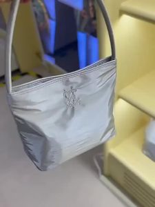 Korean Niche mucu and ebony bag fashionable womens tote bag versatile commuter shoulder bag bucket bag