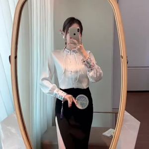 ใหม่ เสื้อเชิ้ตแขนยาวสไตล์จีนแบบย้อนยุค ปกติดกระดุม เสื้อผู้หญิงแฟชั่นฤดูใบไม้ผลิใหม่ เสื้อปักลาย