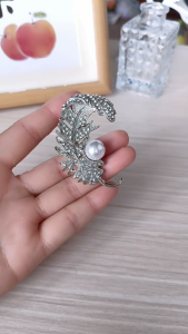 Sparkling Rhinestones Feather Brooches Alloy Pins Elegant Brooch Alloy Texture Statement Brooch for Special Occasions
