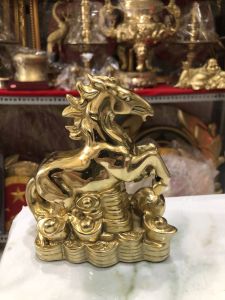 Tượng ngựa nằm trên tiền thuộc bộ 12 con giáp phong thủy