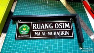 papan nama ruang akrilik 2 muka + gantungan Papan Nama Custom Organisasi - Lazada