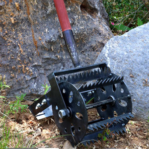 เครื่องตัดหญ้าเหล็กแมงกานีส เครื่องกำจัดวัชพืชแบบพกพา ล้อเหล็กหนา 10 แถว เครื่องกำจัดวัชพืชแบบเฟืองยาว ใบมีดเหล็กแมงกานีสสูงหนา สามารถปรับมุมใบมีดเพื่อควบคุมความลึกได้