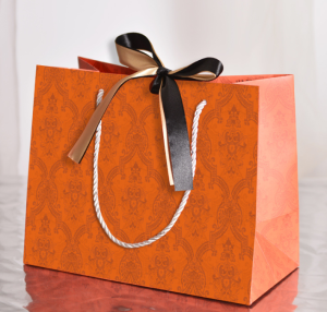 กระดาษพิมพ์ลาย มีหูหิ้วร้อยเชือก ใส่ของรับไหว้ ลายไทย 3 ขนาด