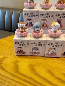 Original Buddhist-style good luck lotus pig figurine exquisite resin craft small ornament for office desk and car
